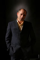 Поясной бизнес портрет мужчины в костюме, в студии, на темном фоне