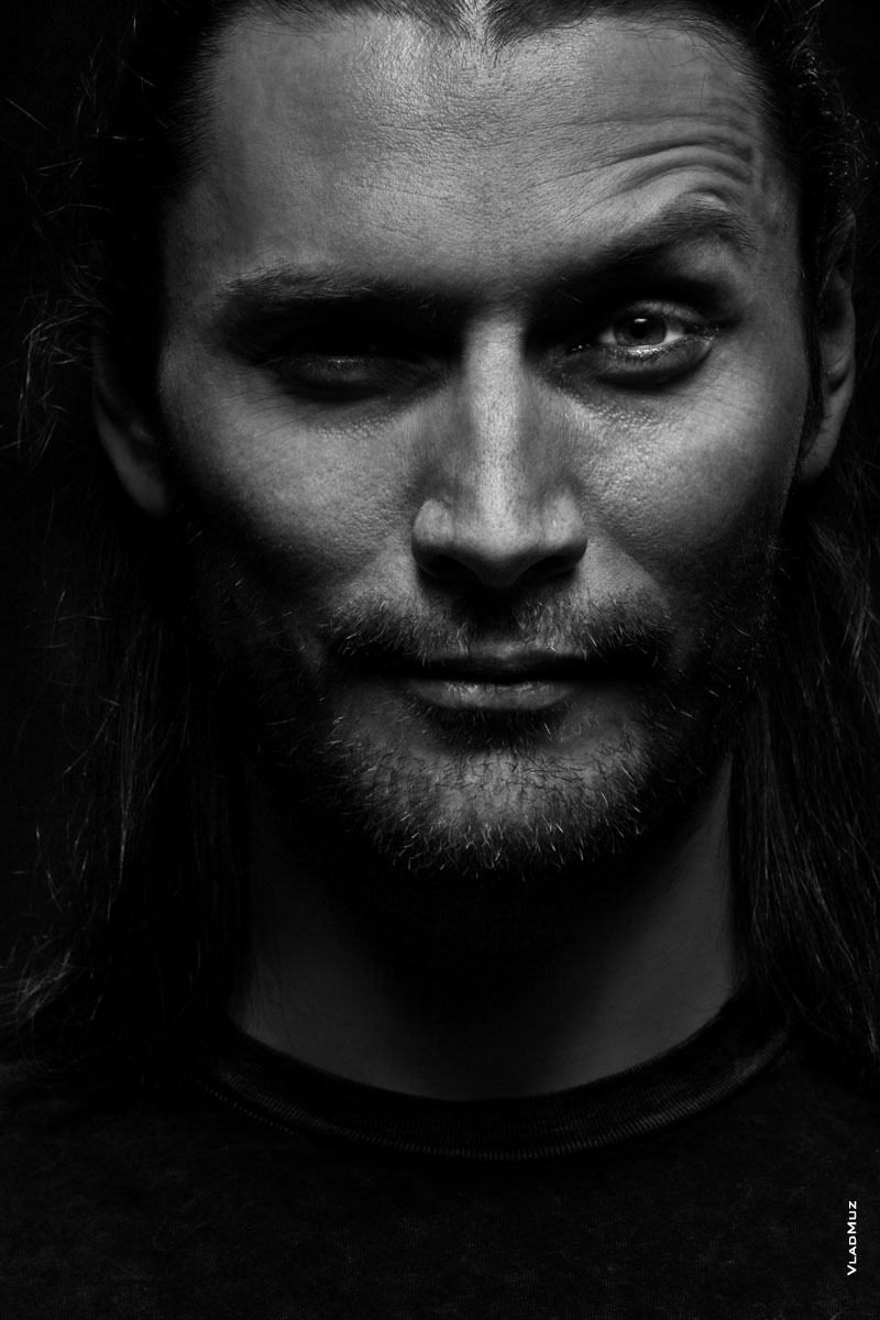 Студийный мужской фотопортрет с харизматичным вглядом рок-музыканта Никиты Алексеева
