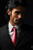 Модный мужской фотопортрет в костюме и галстуке для рекламы
