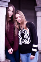 Парный фотопортрет девушек в вязанных свитерах