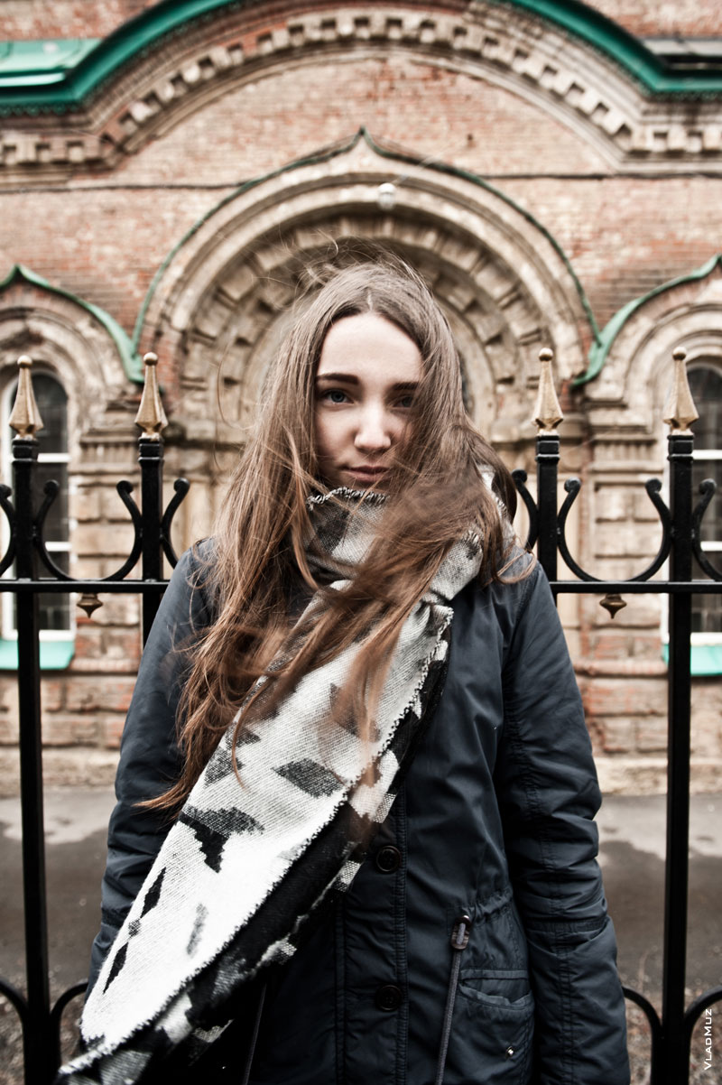 Фотопортрет девушки на фоне сводов оконных арок Александровского собора в Новочеркасске