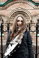 Фотопортрет девушки на фоне сводов оконных арок Александровского собора в Новочеркасске