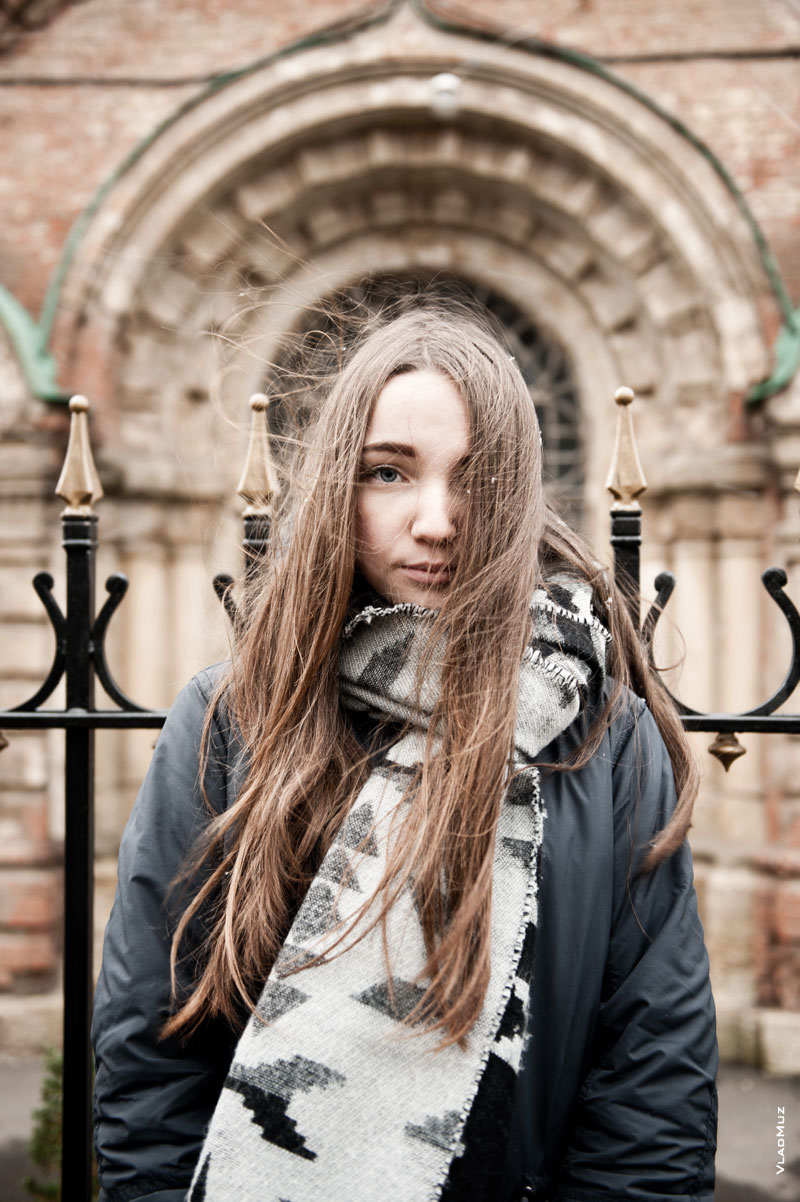 Портретное фото девушки на фоне свода оконной арки Александровского собора в Новочеркасске