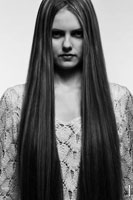 Фото портрет девушки с очень длинными волосами в готическом стиле