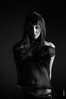 Ч/б фотопортрет девушки в готическом стиле на черном фоне