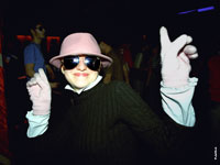 Фото танцующей девушки на дискотеке в ночном клубе, с руками в перчатках перед собой