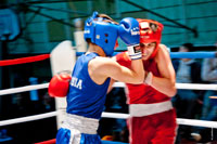 Фото двух боксеров в бою