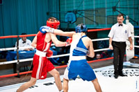 Фото 2-х боксеров и рефери во время боя