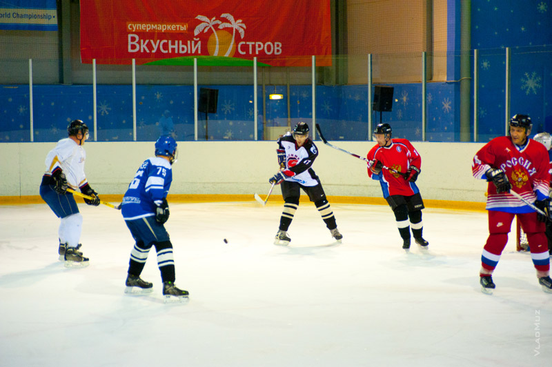 Фото розыгрыша хоккейной шайбы возле вратарских ворот