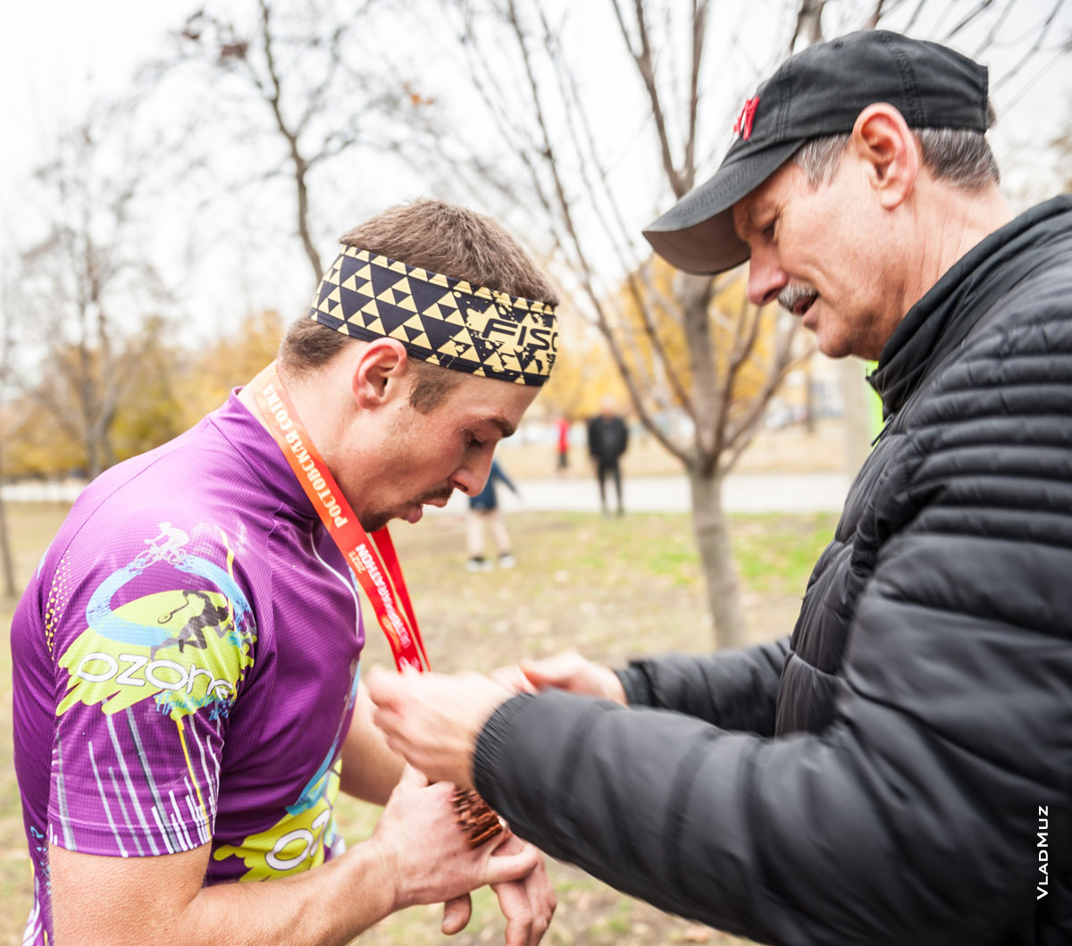 Фото А. Н. Капалета, поздравляющего Игоря Теплинского и вручающего медаль победителю «Ростовской сотки-2021»