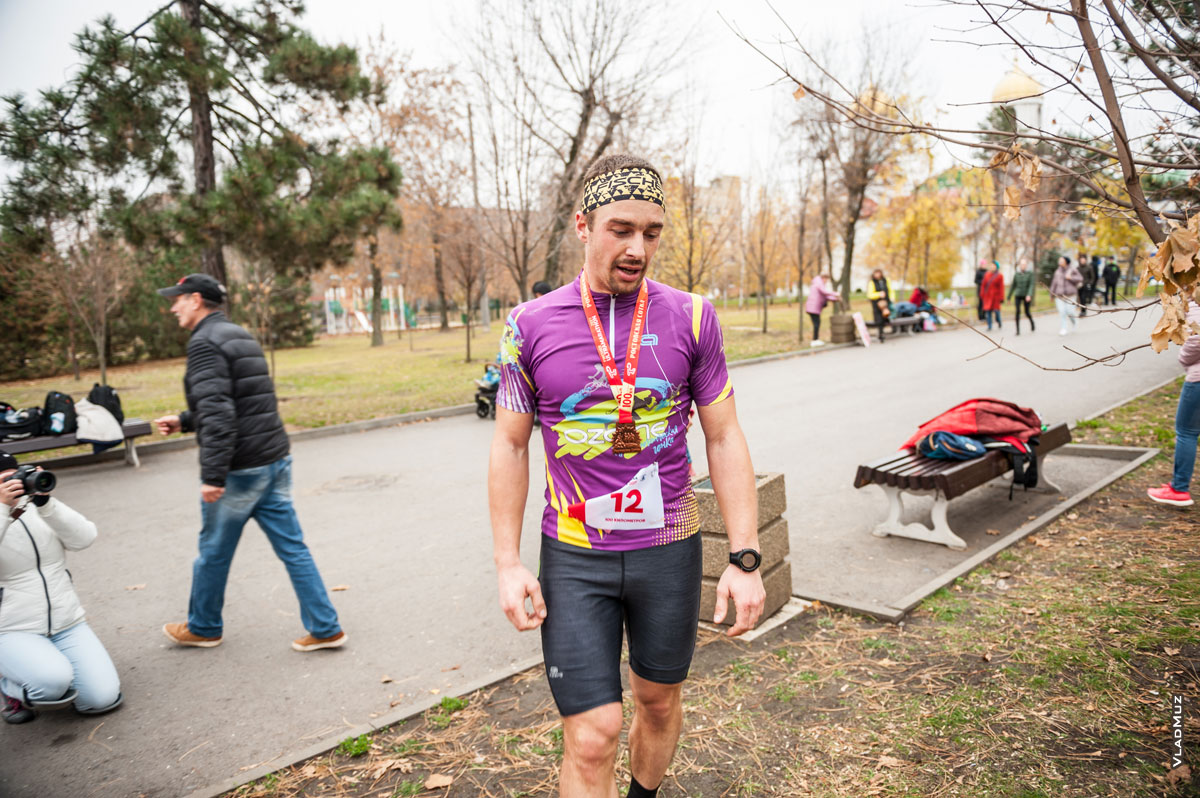 Фото Игоря Теплинского после финиша с медалью «Ростовской сотки-2021»