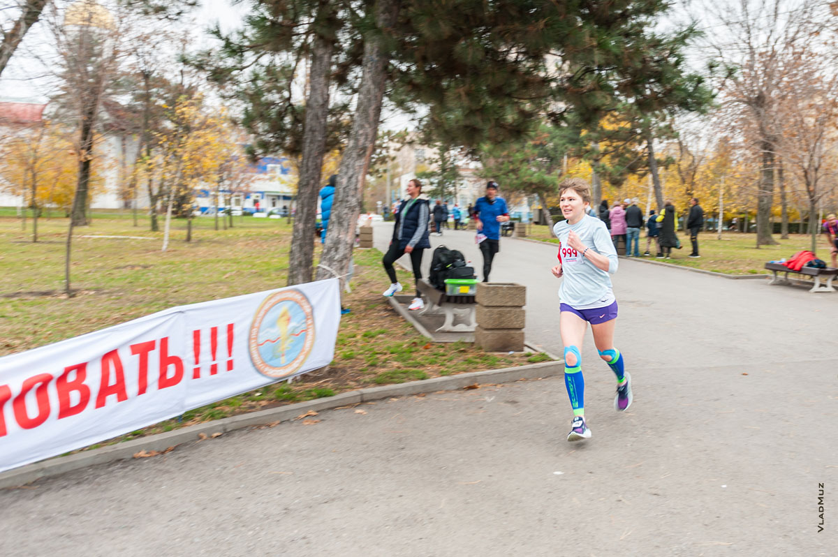 Фото Валентины Козловой, лидера «Ростовской сотки-2021» среди женщин, пролетающей последние повороты