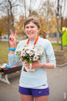 Фото счастливой Вали Козловой с цветами после финиша «Ростовской сотки-2021»