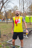 Фото Романа Переймака с медалью сразу после финиша на ультрамарафоне «Ростовская сотка-2021»