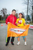 Фото Анны Фроловой с тренером и флагом клуба «Бегом по жизни» после финиша забега «Ростовская сотка-2021»
