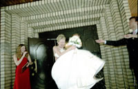 Свадебная мишень: остросюжетное фото торжественного выноса невесты из ЗАГСа в Москве