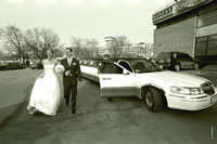 Бегом в ресторан: фото жениха и невесты, выходящих из свадебного лимузина к ресторану