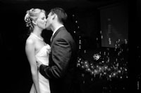 Крепкий свадебный поцелуй жениха и невесты в ресторане