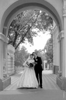 Ч/б фотография жениха и невесты. Новочеркасск, арка в Александровском парке
