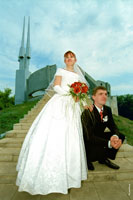 Свадебная пара на прогулке. Новочеркасск, фото в Александровском парке на подъеме к Вечному огню