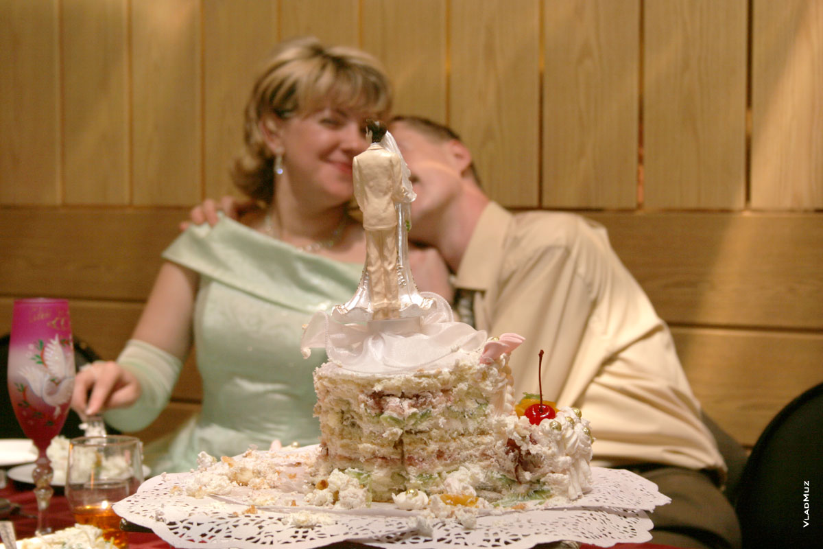 Финал свадебного вечера: свадебный торт съеден, жених и невеста устали