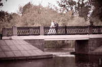 Жених с невестой на мосту Новодевичьего монастыря в Москве