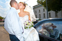 Свадебные поцелуи и отражения жениха и невесты в стеклах свадебного автомобиля