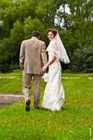 Фото штамп во время свадебной прогулки по усадьбе Кусково - невеста обернулась