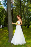 Фотография невесты в полный рост в парке на Поклонной горе
