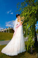 А здесь — невеста в свадебном платье красиво получилась