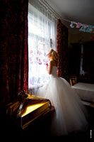 Невеста у окна в ожидании жениха