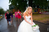 Фотография невесты с букетом и подруг перед броском