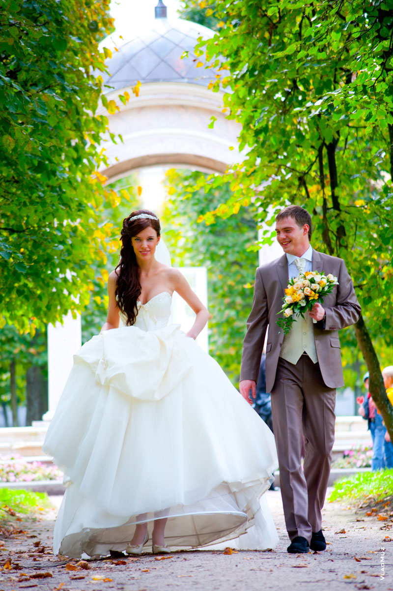 Фото жениха и невесты во время свадебной прогулки