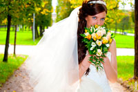 Свадебный фотопортрет невесты с букетом