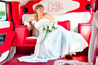 Фотография невесты в лимузине. Над ней видно лого Hummer H2