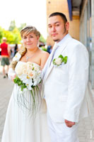 Молодая свадебная пара в белом — это очень красиво, конечно
