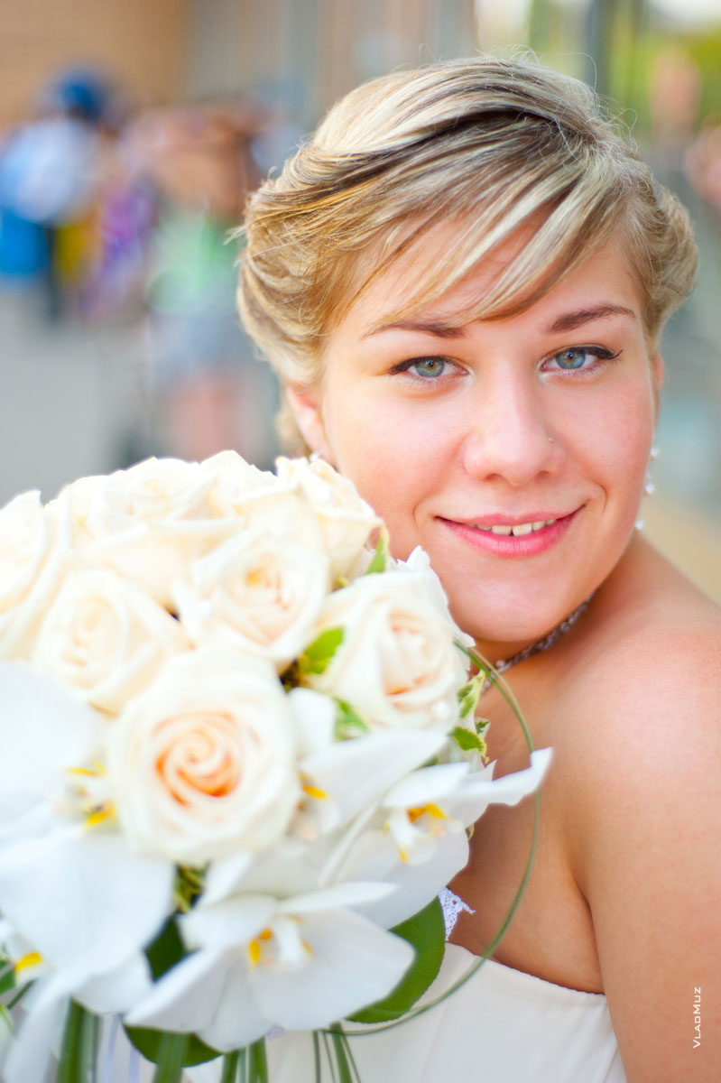 Фотопортрет невесты с букетом: шикарный свадебный фото гламур