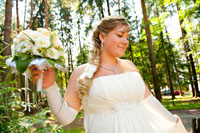 Фото невесты с букетом во время свадебной прогулки
