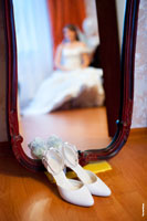Туфельки невесты. В зеркале — ее отражение