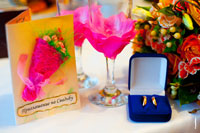 Приглашение на свадьбу, свадебные бокалы, кольца и цветы