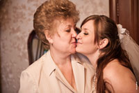 Поцелуй невесты с мамой