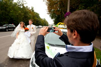 Свидетель сфотографировал подъехавших к ЗАГСу жениха с невестой