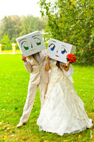 Жених и невеста с коробками на головах в полный рост