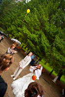 Жених, невеста и воздушный шарик