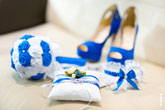 Свадебный натюрморт: обручальные кольца на подушке, букет, подвязка и туфли невесты