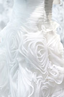 Фото цветочных бутонов из белой ткани на свадебном платье невесты