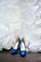 Цветочные бутоны на свадебном платье и туфли невесты