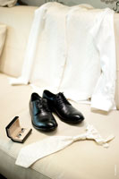 Мужской свадебный натюрморт: галстук, запонки, туфли и рубашка