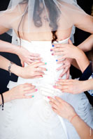 Фото корсета свадебного платья невесты и 7-ми рук на его фоне