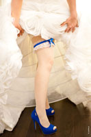 Фото ног невесты и свадебной подвязки